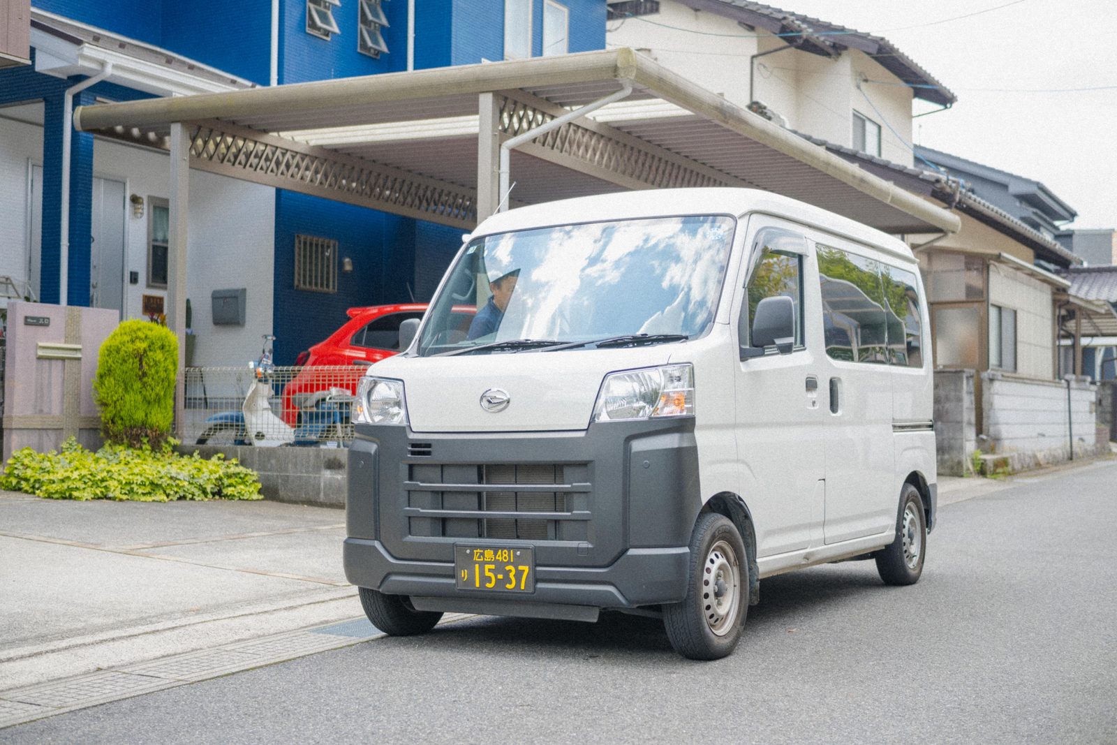 エンプロイーズワンの軽貨物ドライバーが配送センターで業務に向かう様子